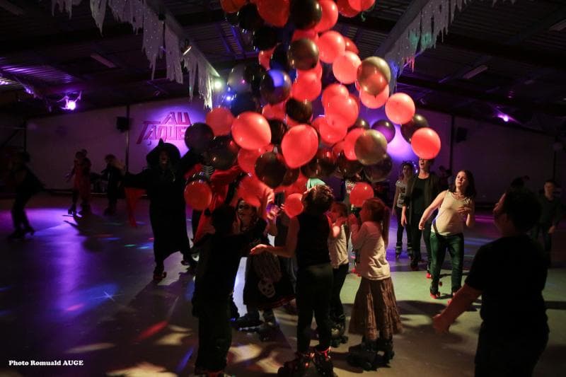 Soirée avec des ballons rouges lâchés sur la piste
